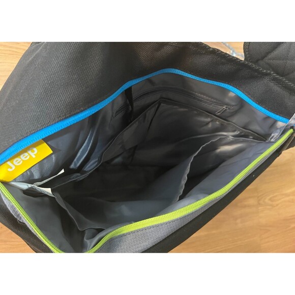 Brand New, never used, without Tags Jeep Crossbody/Shoulder Messenger Bag - Picture 6 of 7